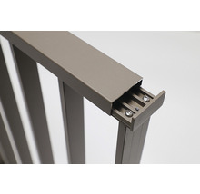 Vue détaillée d''une balustrade métallique avec des vis