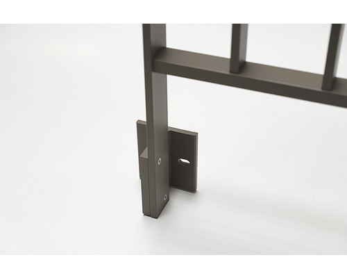 Détail d''une fixation de clôture marron