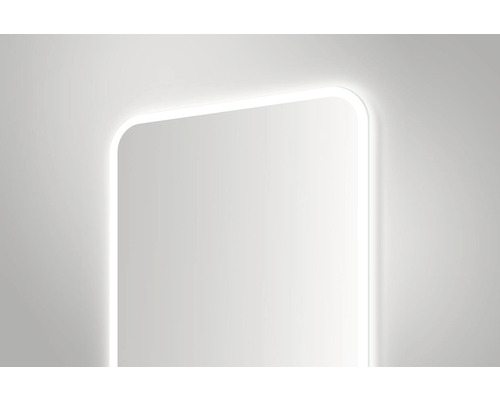 Rechteckiger Spiegel mit abgerundeten Ecken und LED-Beleuchtung