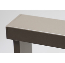 Vue détaillée d''un bord de table en aluminium