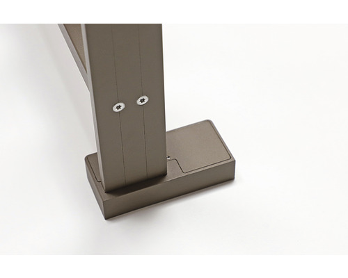 Detailansicht eines Metallpfostens mit Schrauben und rechteckiger Fussplatte.
