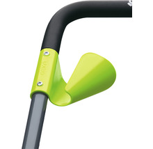 Detailaufnahme eines Gartengeräte-Griffs mit Halterung