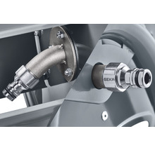 Detailaufnahme von zwei Schlauchanschlüssen, einer davon mit Geka Logo