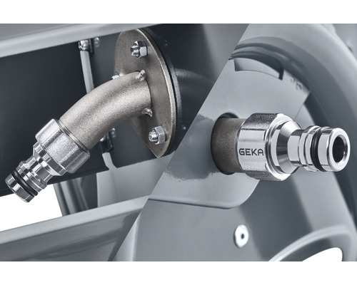 Detailaufnahme von zwei Schlauchanschlüssen, einer davon mit Geka Logo