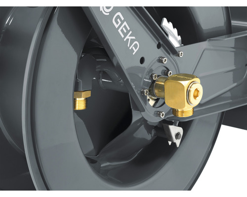 Gros plan d''un raccord GEKA sur une machine