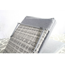 Detailansicht einer grauen Gartenliege mit Rattanmuster und verstellbarer Rückenlehne.