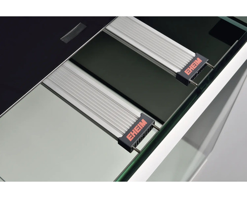 Aquarium mit EHEIM Logo und Beleuchtung