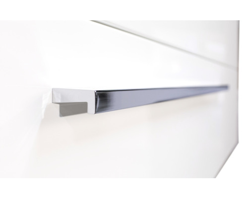 Detailaufnahme eines Möbelschranks mit Griffleiste