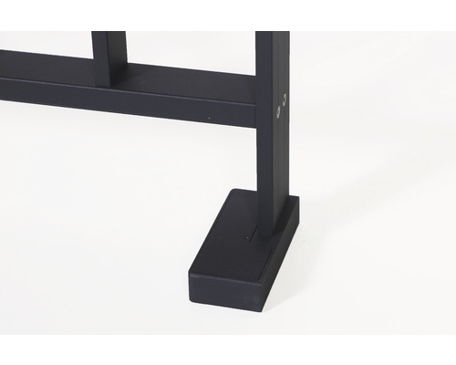 Detailansicht eines schwarzen Metallzaunfusses