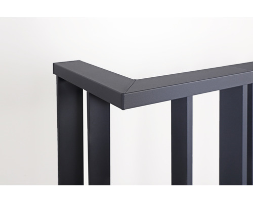 Gros plan d''une balustrade en métal gris