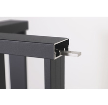 Vue détaillée d''une clôture en aluminium avec élément de connexion.