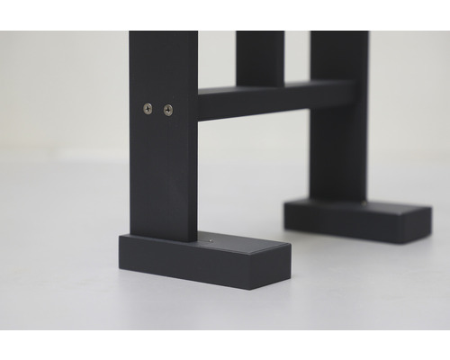 Gros plan sur une étagère en bois noire avec des vis