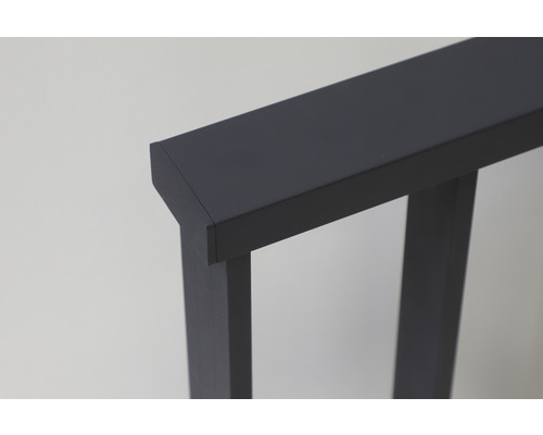 Vue détaillée d''une balustrade d''escalier anthracite en métal