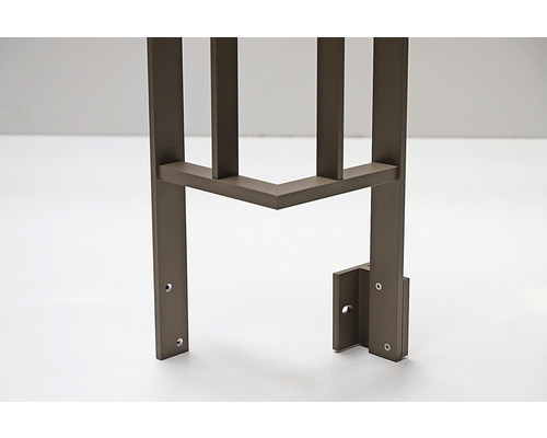 Detailansicht eines Metallzaunpfostens mit Befestigungselementen