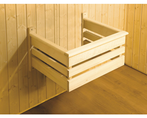 Sauna Fussbank aus Holz an Holzwand