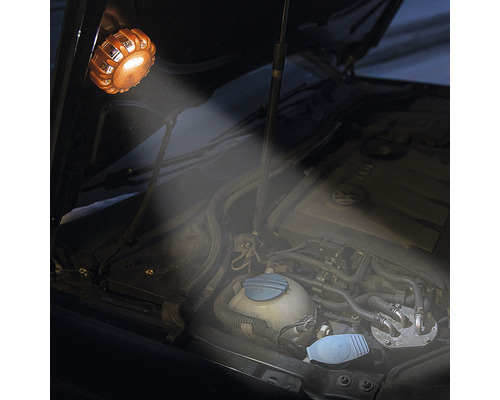Lampe de travail dans le compartiment moteur d''une voiture