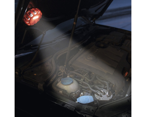 Capot ouvert d''une voiture, éclairé par une lampe de travail à LED