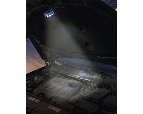 Une lampe de travail LED éclaire le compartiment moteur d''une voiture.
