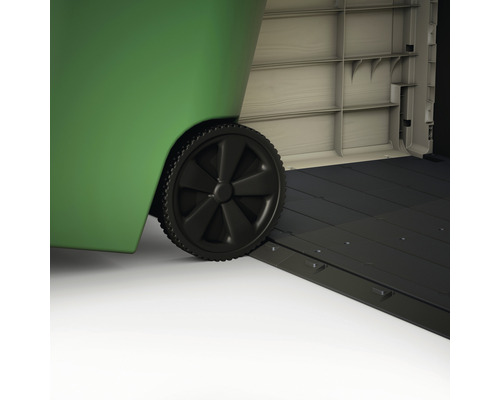 Detailaufnahme eines grünen Mülltonnenbehälters mit schwarzem Rad und Rampe