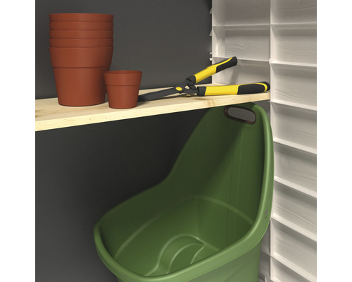 Gartenszene mit Pflanzgefässen, Gartenschere und Gartensack