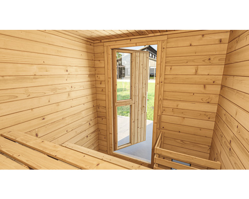 Innenansicht eines Gartenhauses mit geöffneter Tür