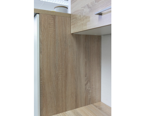 Detailaufnahme von Küchenschränken mit Holzstruktur