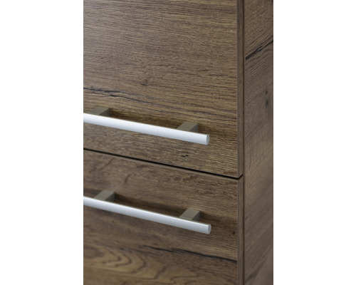 Detailaufnahme eines Badezimmerschranks mit Schubladen und silberfarbenen Griffen