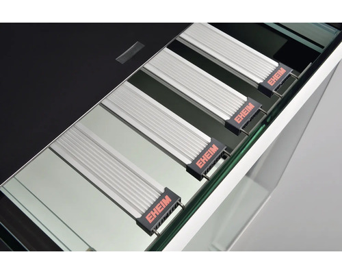 Logo EHEIM sur un couvercle d''aquarium avec éclairage LED