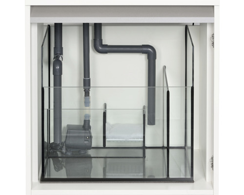 Intérieur du meuble bas d''aquarium avec pompe à eau et tuyaux