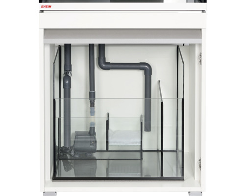 Vue intérieure d''un meuble d''aquarium avec équipement d''aquarium tel qu''une pompe et des tuyaux