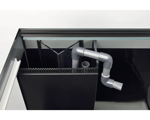 Vue détaillée d''un aquarium avec système de filtration et tuyaux en PVC