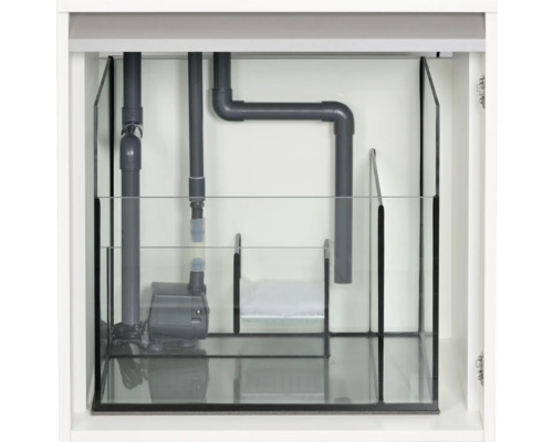 Vue intérieure du meuble d''aquarium avec pompe et tuyaux