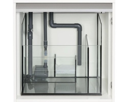 Innenansicht eines Aquarienschranks mit Rohrleitungen, Pumpe und Filtermaterial