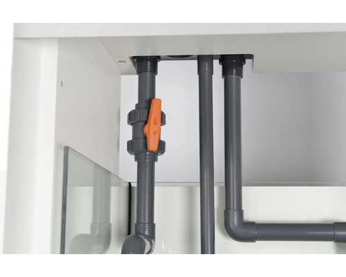 Graue Kunststoffrohre mit Absperrhahn