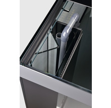 Innenansicht eines Aquariums mit Filteranlage und Wasserrohren.