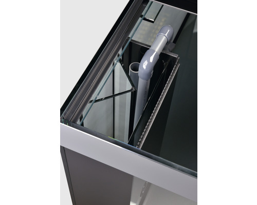 Innenansicht eines Aquariums mit Filteranlage und Wasserrohren.