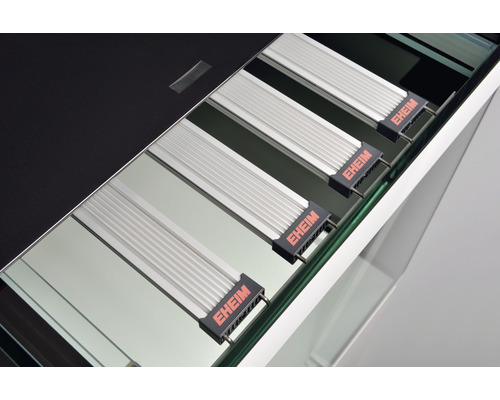 Photo d''un aquarium avec éclairage du logo EHEIM