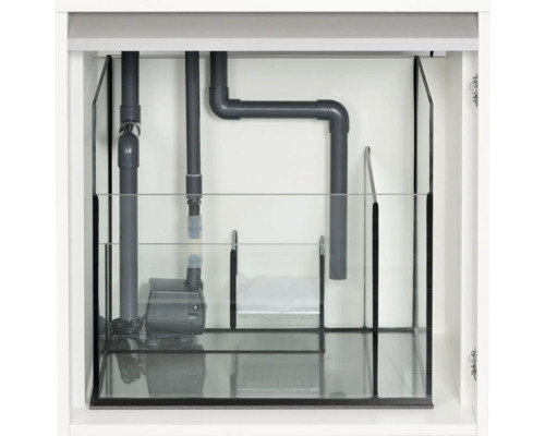 Vue intérieure d''un aquarium avec pompes et tuyaux