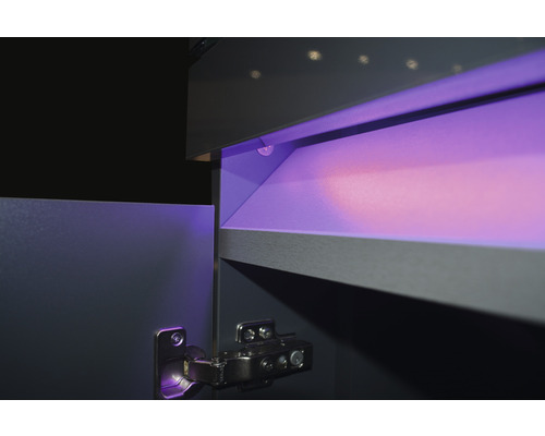 Gros plan d''une armoire de salle de bains ouverte avec éclairage intérieur et charnière de meuble