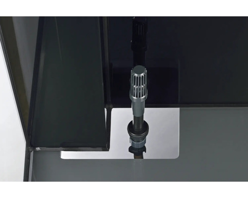 Vue intérieure d''un aquarium avec filtre