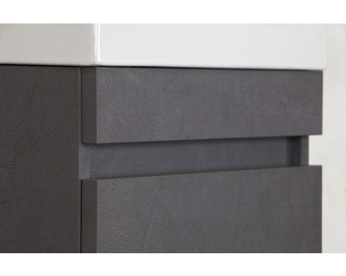 Detailaufnahme eines Badezimmerwaschtischunterschranks mit zwei Schubladen und einer weißen Keramikabdeckung