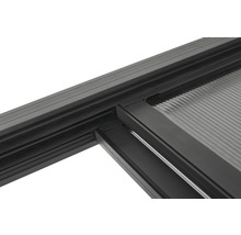 Detailansicht einer Terrassenüberdachung mit Polycarbonatplatten und Aluminiumrahmen