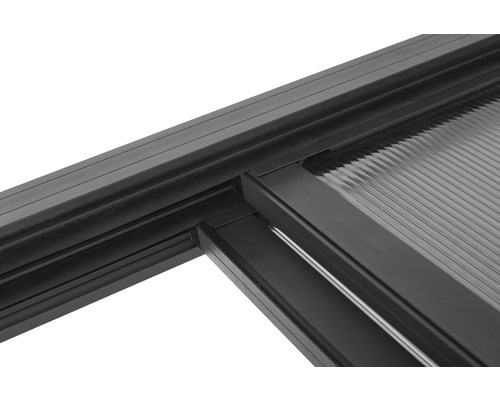 Vue détaillée d''un toit de terrasse avec plaques en polycarbonate et cadre en aluminium