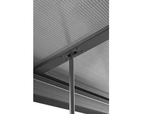 Vue détaillée d''un toit de terrasse avec des plaques en polycarbonate