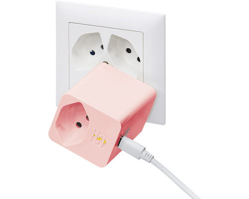 Adaptateur rose avec câble USB dans une prise de courant