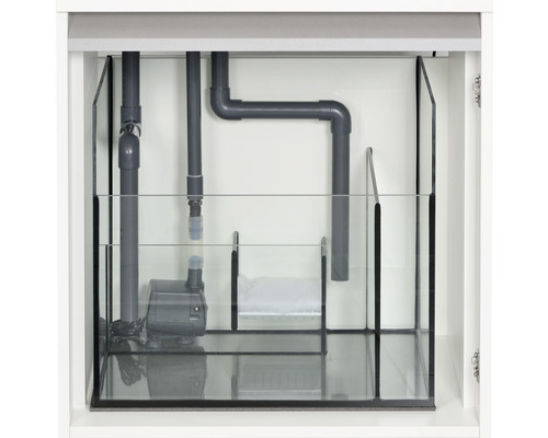 Vue intérieure d''un meuble d''aquarium avec pompe à eau et tuyaux