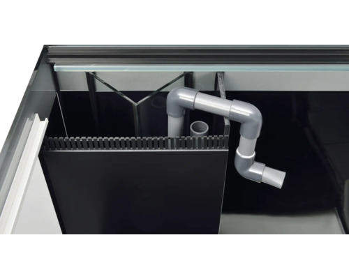 Vue intérieure d''un aquarium avec système de filtration et tuyaux