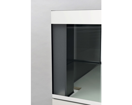 Vue détaillée d''un aquarium vide avec un cadre blanc