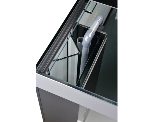 Aquarium mit Filteranlage und Rohren