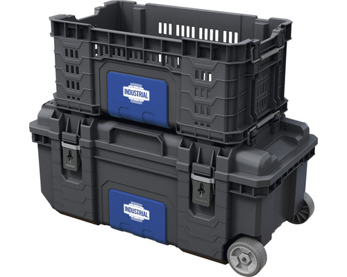 Gestapelte Werkzeugkisten mit Rädern